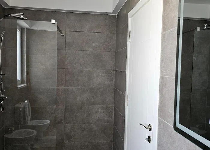 Airport * טיראנה